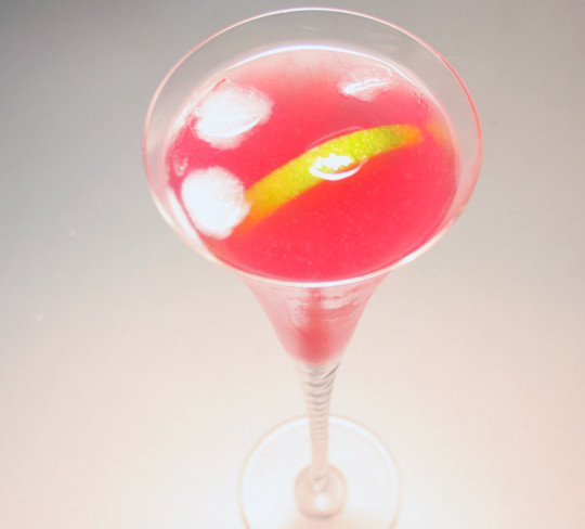 1. Этап. Коктейль Морской бриз: Коктейль перелить в бокал, добавить лед и кусочек лайма.