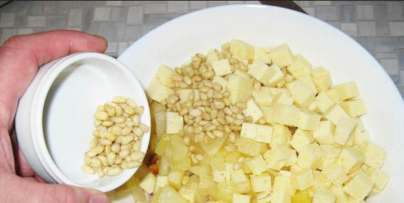1. Этап. Салат из ананасов и копченой курицы: 4. Перемешаем, добавим измельченный мелко чеснок - и вновь перемешаем.