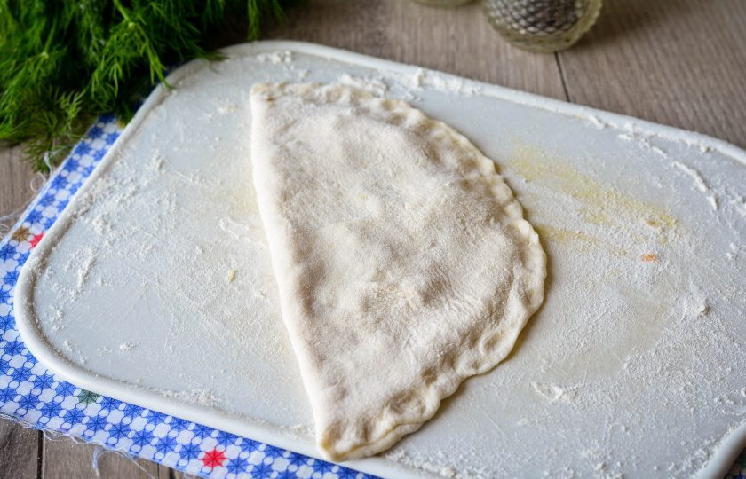 1. Этап. Чуду с тыквой: Заверните край лепешки и прижмите края - похоже на чебуреки.