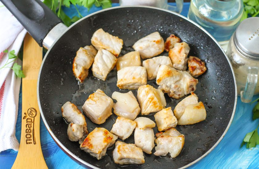 1. Этап. Жареха из свинины: Тем временем свинина будет практически прожарена.