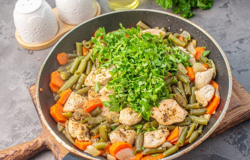 1. Этап. Лобио из фасоли с курицей: Блюдо посолите и поперчите по вкусу, добавьте мелко нарезанную зелень и чеснок, перемешайте и снимите с плиты.