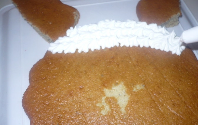 1. Этап. Торт Зайка: 4. Взбиваем сливки с сахаром до крепких верхов. С помощью кондитерского мешка наносим крем на голову.