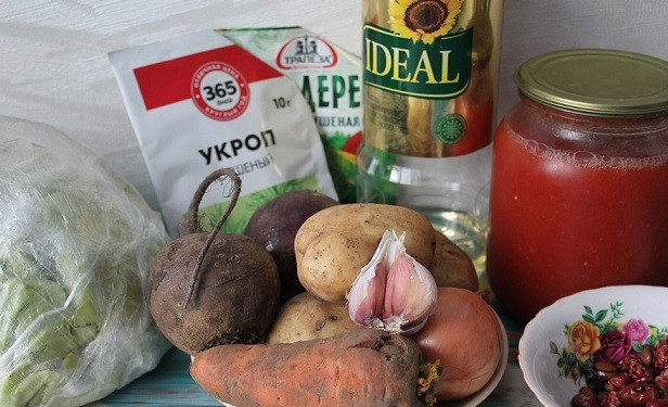 1. Этап. Борщ сибирский с мясом: 1. За пару часов до начала приготовления замочите фасоль, воду используйте комнатной температуры. Из говяжьего мяса сварите бульон, примерно 1,5 литров. Если у вас имеется скороварка, то сварите его там, так как на обычной плите он будет вариться два часа. Все овощи очищайте и хорошенько промывайте.