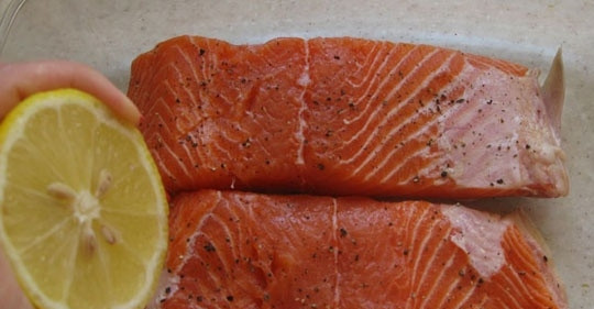 1. Этап. Семга под сливочно-икорным соусом: Рассказываю, как приготовить сёмгу под сливочно-икорным соусом. Семгу делим на порционные куски. Посыпаем их солью, перчим, сбрызгиваем оливковым маслом и соком лимона.