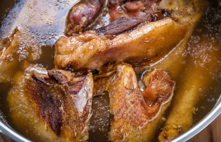 1. Этап. Хрустальный холодец из домашнего петуха: 3. Когда мясо закипит, снимите всю пену и добавьте специи по вкусу. Чтобы холодец получился хрустальным, мясо должно томиться, а не кипеть. Поэтому отрегулируйте огонь так, чтобы мясо томилось около 5 часов. После добавьте индейку и томите еще 2 часа. В середине варки добавьте при желании сушеные овощи или свежие лук и морковь.