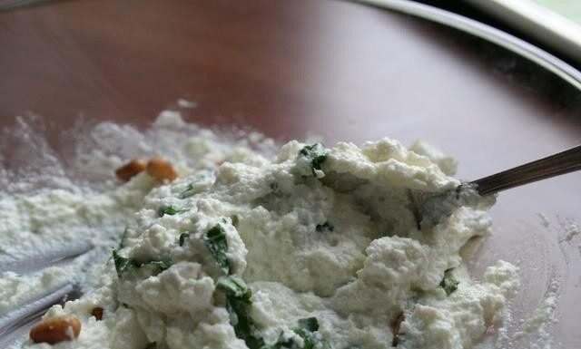 1. Этап. Рулетики из цуккини: В миске смешиваем сыр рикотта, нарезанные листья базилика, кедровые орешки и немножко оливкового масла. Перемешиваем - это будет наша начинка рулетиков.