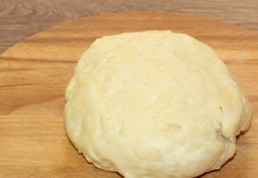 1. Этап. Вкусные ракушки с начинкой из индейки: 5. Собираем тесто в ком и округляем. Не собирается в ком, добавьте 1 ст. л. сметаны или йогурта.