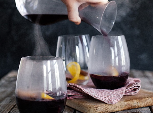 1. Этап. Глинтвейн с анисом и кардамоном: 5. Готовый глинтвейн с анисом и кардамоном разлейте по стаканам/кружкам и подавайте к столу.