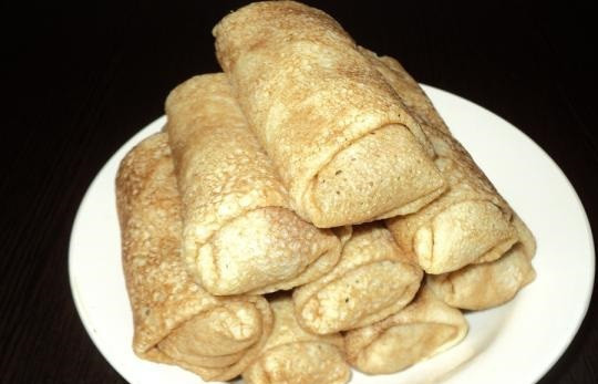 1. Этап. Блинчики с куриной печенью: 10. Перед подачей блинчики можно обжарить на сливочном масле. Дополнить этот простой рецепт блинчиков с куриной печенью можно сметаной или соусом.