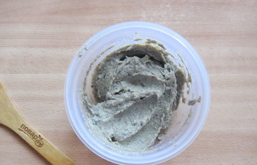 1. Этап. Паштет из баклажанов с грибами: Взбейте блендером до консистенции паштета. Если нет блендера, можно пропустить баклажаны с грибами, луком и чесноком через мясорубку.