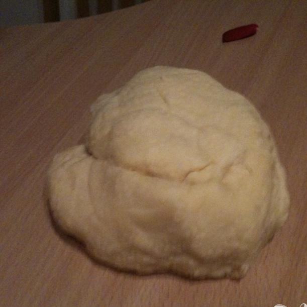 1. Этап. Домашние итальянские макароны (лапша): Насыпаем муку в большую миску или на стол. По центру делаем небольшое углубление, разбиваем туда куриные яйца. Смешиваем муку с яйцами, постепенно забирая муку с краев, до однородной массы. Месим тесто вручную.