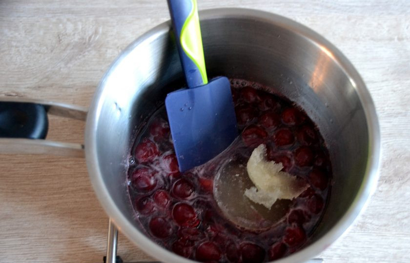 1. Этап. Морковный торт с вишней: Снимите ковш с огня, выложите набухший желатин и размешайте до его растворения.