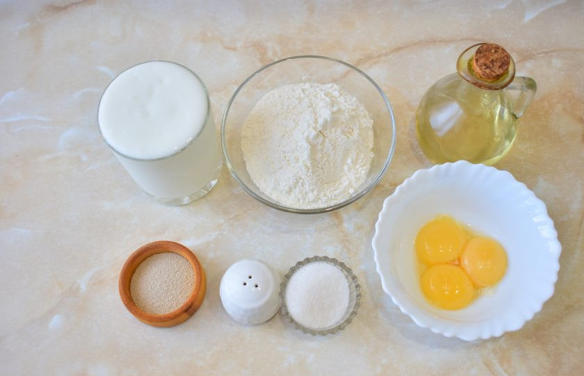 1. Этап. Хлеб Золотистый: Для приготовления хлеба подготовьте необходимые ингредиенты. Муку заранее просейте через сито, чтобы насытить её кислородом. Кефир нагрейте до чуть теплого состояния. Жирность кефира может быть любой.