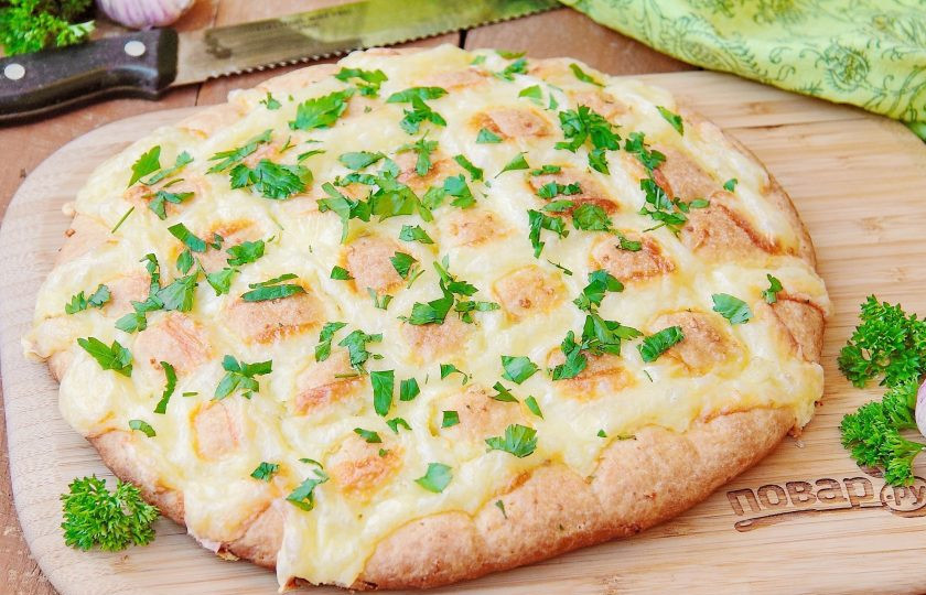 1. Этап. Чесночный хлеб с моцареллой: Немного остудите его и посыпьте перед подачей рубленной петрушкой.