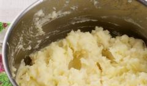 1. Этап. Пюре из сельдерея: При помощи толкушки разминаем овощи в пюре. При желании, если пюре получается слишком густым, можно добавить немножко теплого молока. Готово!