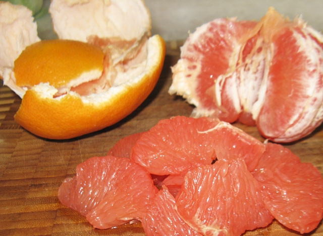 1. Этап. Салат с грушей и креветками: Грейпфрут очистить и осторожно разделить на дольки. С каждой снять пленку — очень аккуратно, чтобы не развалились!