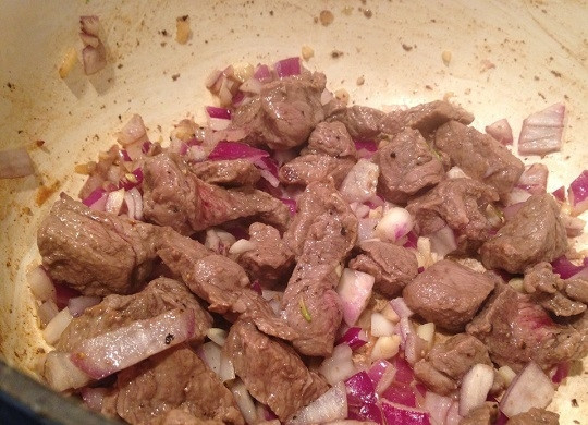 1. Этап. Красная фасоль с мясом: 2. Фасоль промойте и залейте холодной водой на ночь. Разогрейте растительное масло. Вымойте и обсушите мясо (использовать можно как свинину, так и говядину). Очистите луковицу, нарежьте и обжарьте пару минут. Добавьте мясо.