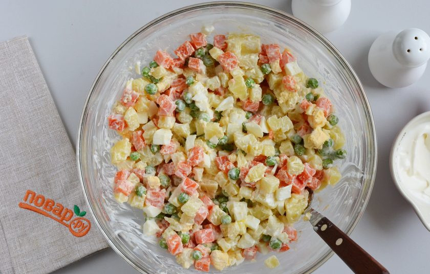 1. Этап. Слоеный салат из курицы: Перемешайте хорошо салат.