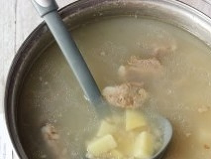 1. Этап. Рассольник из свинины: Когда бульон будет готов, выкладываем в него картофель. Затем подготовленную перловую крупу. Ставим кастрюлю на огонь, доводим до кипения, затем убавляем огонь и варим суп до готовности картофеля и перловой крупы.