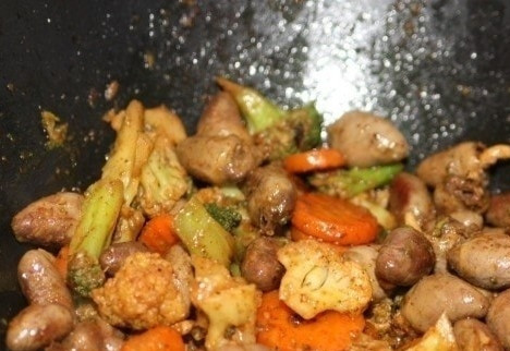 1. Этап. Брокколи с куриными сердечками: 5. Добавьте различные специи: паприку, красный жгучий перец, куркуму, карри. Всыпьте щепотку кристалликов морской соли. Разотрите и добавьте сушеный чеснок. Слегка поджарьте овощи. С появлением приятного аромата специй верните в сковородку сердечки. Тушите недолго, пока оба вкуса (овощей и жареных сердечек) не объединятся. Все готово. Можно пробовать. Приятного аппетита!