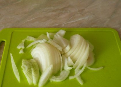 1. Этап. Рыба в рукаве в мультиварке: Луковицу чистим и нарезаем полу-кольцами.