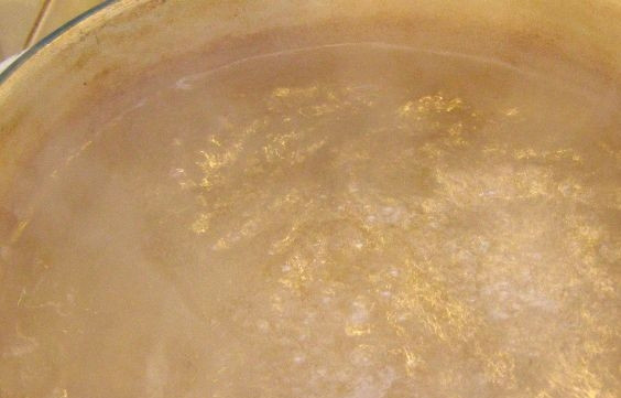 1. Этап. Тесто на лазанью: Воду с солью и маслом доведите до кипения.