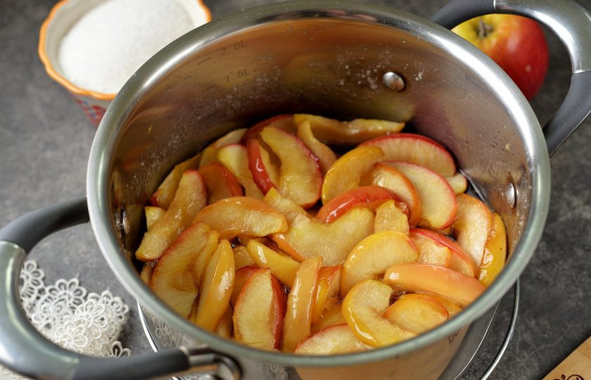 1. Этап. Варенье из яблок быстрое и живое: Далее поставьте кастрюлю на тихий огонь, слегка помешивайте яблоки деревянной лопаткой, сахар должен полностью раствориться и превратиться в сироп. Варите варенье после закипания минут 30. За это время все дольки станут прозрачными и слегка янтарного цвета.