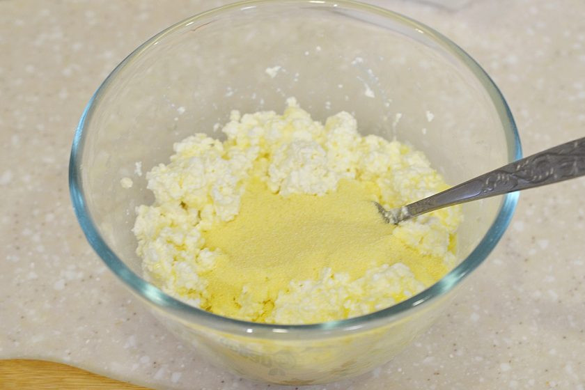 1. Этап. Сырники с грибами и беконом: 3. Добавьте манку и хорошо перемешайте.