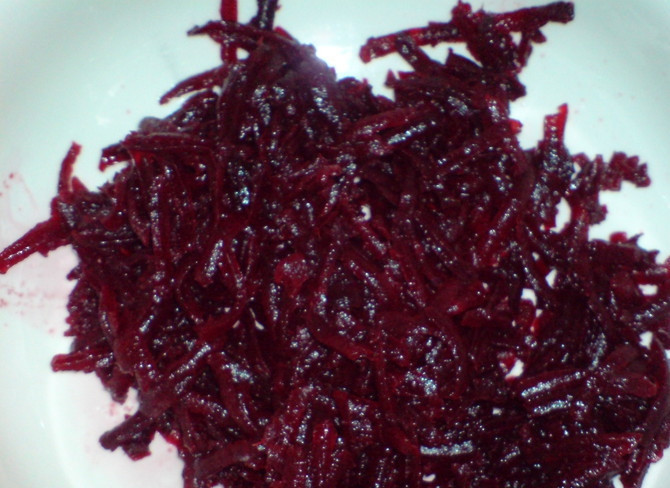 1. Этап. Свекольник по-белорусски: Натереть свеклу на терке.