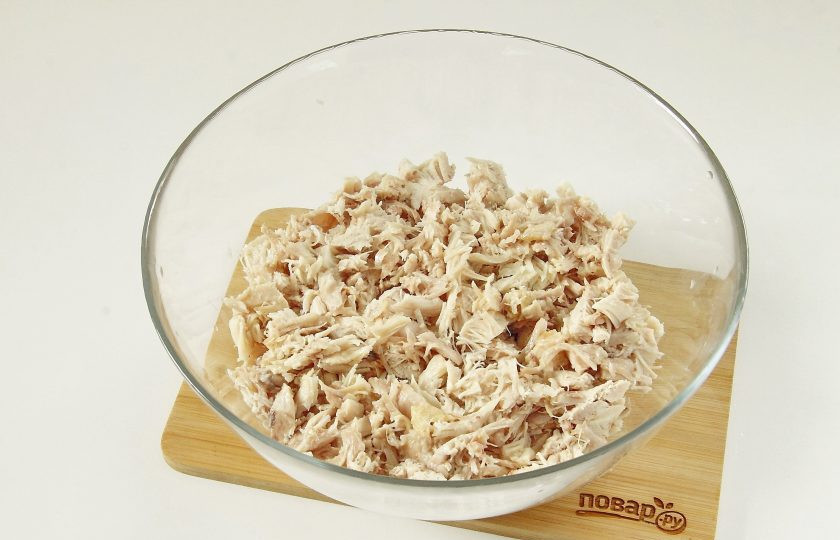 1. Этап. Салат Ананас с курицей и сыром: Нарежьте куриное филе небольшими кусочками и сложите в глубокую миску.