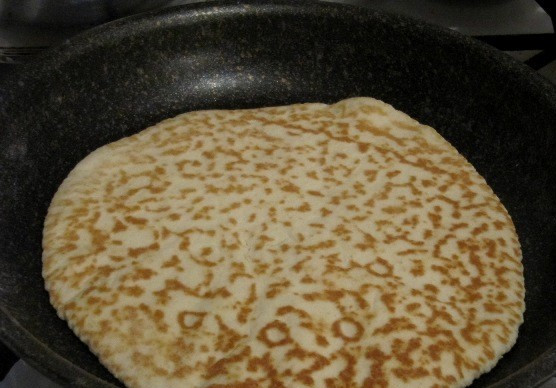 1. Этап. Тортик Mинутка: Сухую сковороду (без масла) ставим на огонь и хорошенько разогреваем. Выкладываем на нее поочередно коржи и обжариваем их до появления на поверхности коричневых пятнышек, примерно по минуте с каждой стороны.