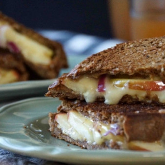 Сэндвич с сыром, яблоком и луком