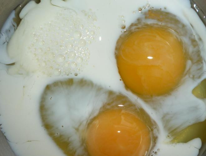 1. Этап. Омлет с колбасой: Вливаем 1/3 стакана молока.