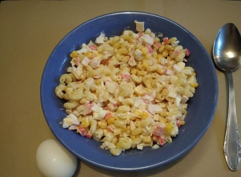 1. Этап. Салат с крабовыми палочками и макаронами: 6. Теперь перемешайте все ингредиенты. Добавьте майонез и соль. Салат готов! Приятного аппетита!