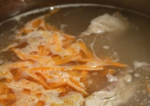 1. Этап. Вкусный борщ с говядиной: Сначала в кастрюлю складываем кости и мясо, заливаем холодной водой. Доводим до кипения, снимаем пену, затем убавляем огонь до минимума и варим 1 час. Затем достаем кости и мясо. Кости удаляем, мясо мелко нарезаем и возвращаем в кастрюлю. В это же время опускаем соломкой нарезанную морковь и картофель. Солим.