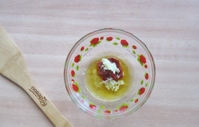 1. Этап. Ребрышки по-мексикански: Добавьте измельченный зубчик чеснока.