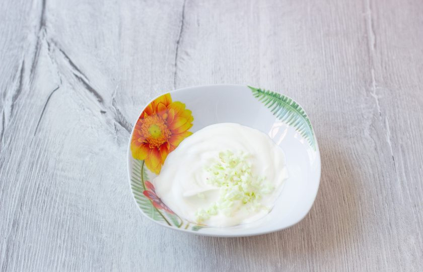 1. Этап. Салат с огурцами и фасолью: Приготовьте заправку. Смешайте майонез, сметану и мелко рубленый чеснок.