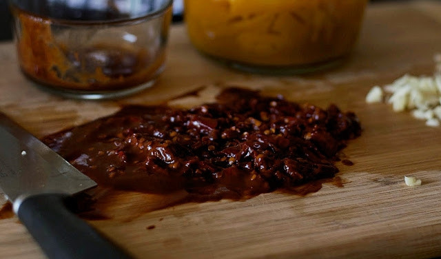 1. Этап. Капустно-тыквенный суп: 2. Затем мелко нарежьте чеснок и перец. Добавьте их в кастрюлю. Помешивая, готовьте ещё 1 минуту.