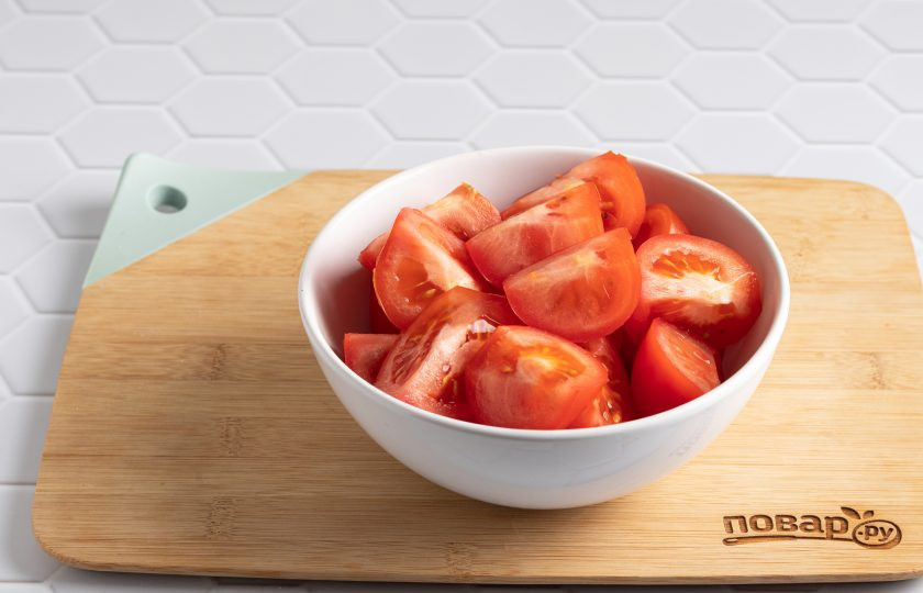 1. Этап. Рецепт томатного сока на зиму в домашних условиях из помидоров: Помидоры помойте, затем порежьте на ломтики. Плодоножки удалите.