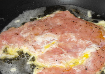 1. Этап. Курица в кляре на сковороде: На каждую отбивную выкладываем 1 ст.л. кляра. Отбивную выкладываем этой стороной на сковороду, предварительно разогретую с маслом.