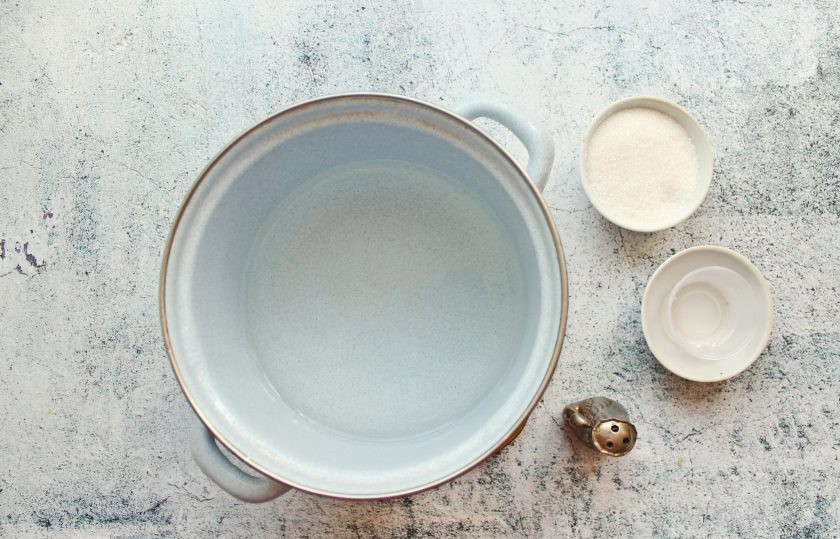 1. Этап. Мини-кукуруза в банке на зиму: Воду налейте в кастрюлю, добавьте соль и сахар, доведите до кипения. Снимите с огня и влейте уксус, перемешайте.