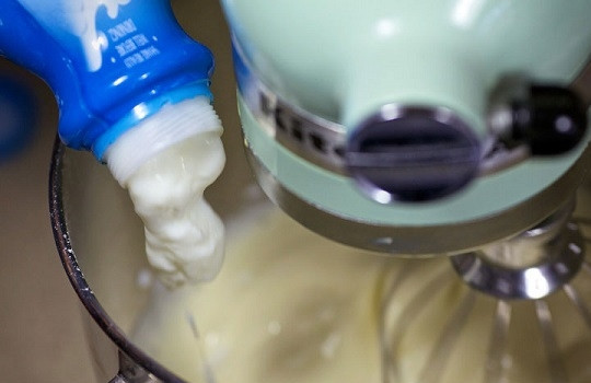 1. Этап. Блинное тесто: 5. Вливайте молоко, воду или кефир, продолжая перемешивать тесто. Разбавляя плотное тесто жидкостью, вы сможете избежать образования комочков.