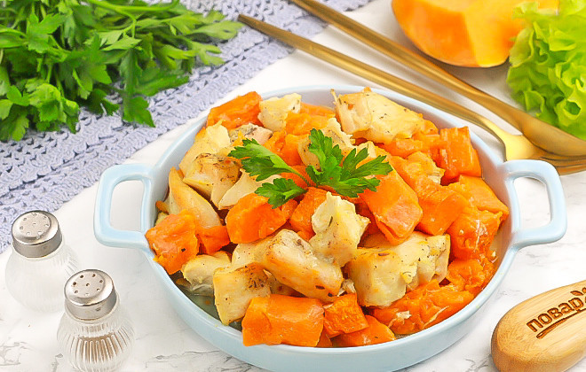 1. Этап. Куриная грудка в духовке с тыквой: Выложите приготовленное блюдо на тарелки и подайте к столу горячим. Приятного вам аппетита!