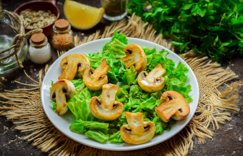 1. Этап. Зеленый салат с грибами: Поверх салата разложите слегка остывшие грибы.