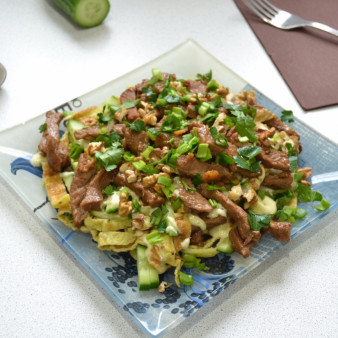 Салат с говядиной и яичными блинчиками