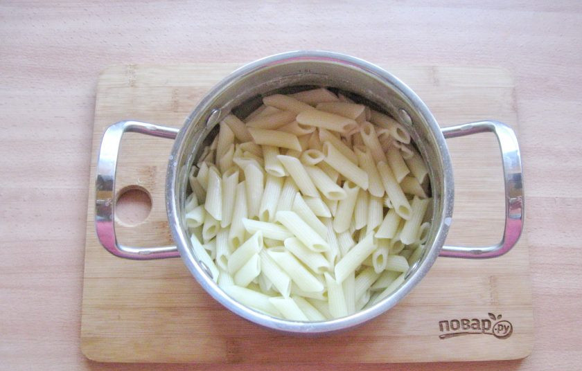 1. Этап. Паста с бужениной: К этому времени вода в кастрюле уже закипела. Подсолите её и выложите пасту. У меня были пенне. Варите до готовности, согласно инструкции на упаковке. Моя паста была готова за 10 минут. После откиньте пасту на дуршлаг, дайте воде стечь, а пасту верните в кастрюлю.