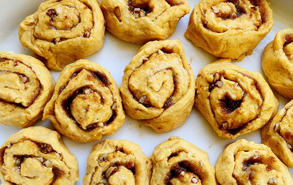 1. Этап. Тыквенные булочки с корицей и орехами: 7. Выпекайте булочки 20 минут при температуре 190 градусов.