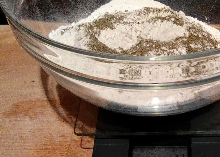 1. Этап. Тонкое тесто для пиццы без дрожжей: 3. Добавляем сушеные итальянские или французские травы.