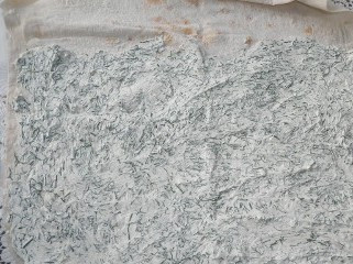 1. Этап. Рулет из лаваша с рыбой: 2. Разложите лист лаваша и равномерно смажьте его сырой массой. Теперь накройте второй половинкой лаваша. Для такого блюда лаваш следует брать большой.