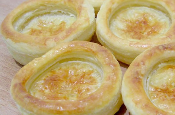 1. Этап. Волованы с креветками: Выпекаем волованы в разогретой до 200 градусов духовке минут 15.